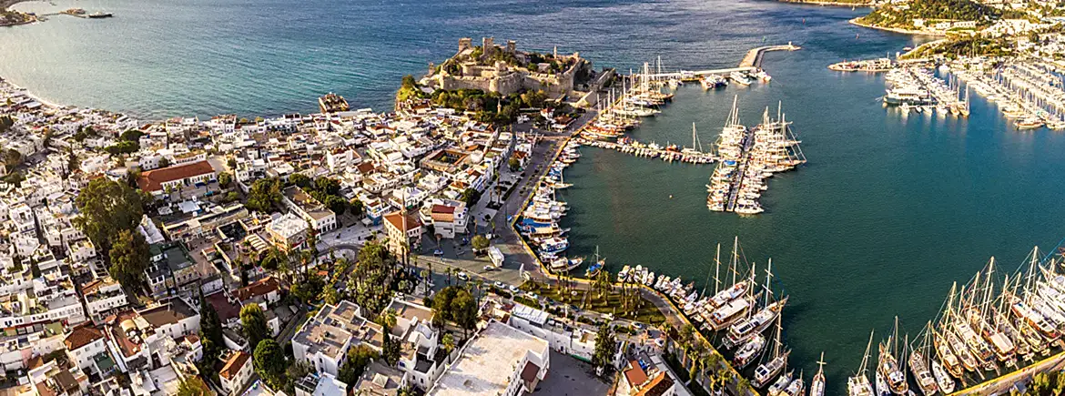 Bodrum Kalesi kuş bakışı görünümü. TikTak ile Bodrum'da araç kiralayarak birçok noktaya konforlu seyahat edebilirsiniz.