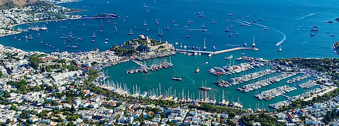 Bodrum Marina kuş bakışı görünüm. TikTak ile Bodrum Havalimanı'nda dilediğiniz aracı kiralayabilir ve Bodrum Marina'ya konforlu şekilde ulaşabilirsiniz
